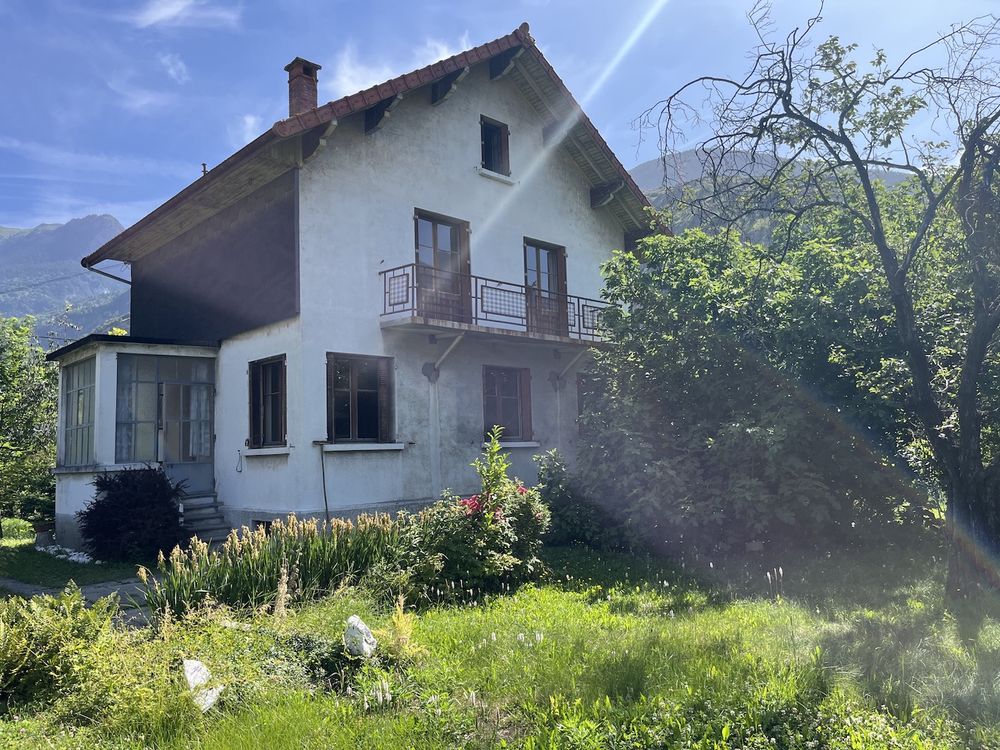 SAINT JEAN DE MAURIENNE Maison spacieuse située sur un magnifique terrain plat, clos et arboré de 1.551 m2