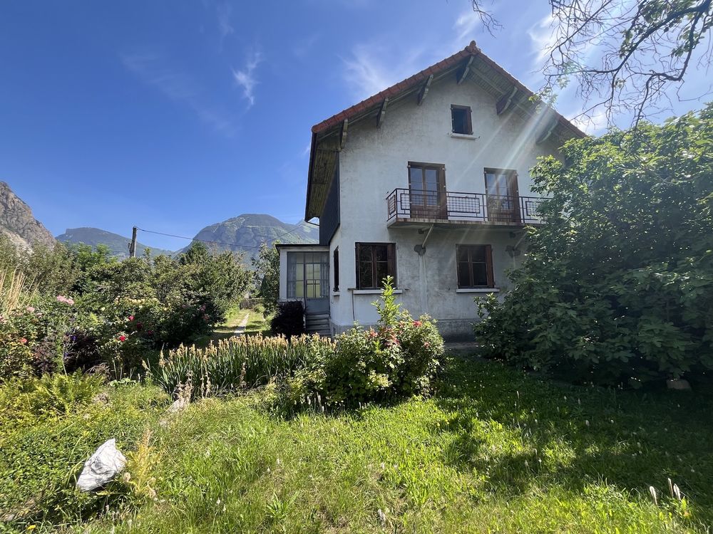 SAINT JEAN DE MAURIENNE Maison spacieuse située sur un magnifique terrain plat, clos et arboré de 1.551 m2
