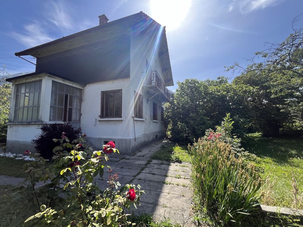 SAINT JEAN DE MAURIENNE Maison spacieuse située sur un magnifique terrain plat, clos et arboré de 1.551 m2