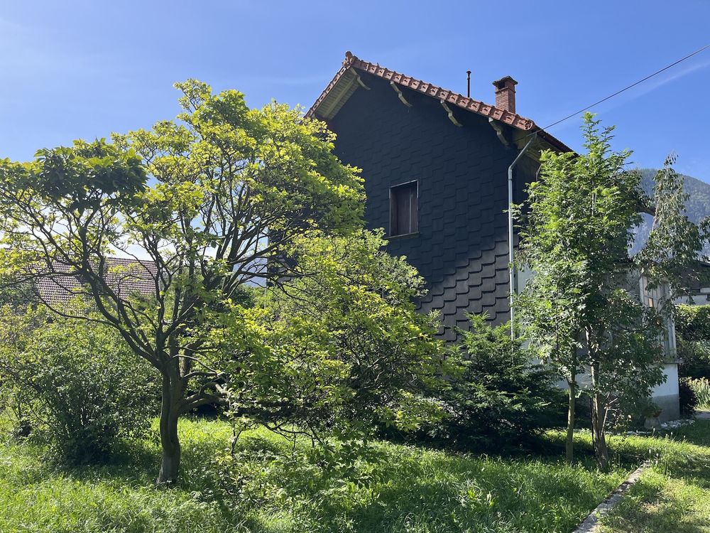 SAINT JEAN DE MAURIENNE Maison spacieuse située sur un magnifique terrain plat, clos et arboré de 1.551 m2