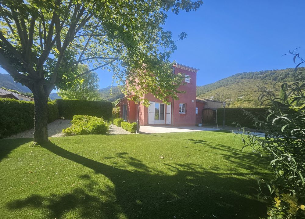 Belle villa avec jardin paysager, à proximité immédiate du Lac de Castillon