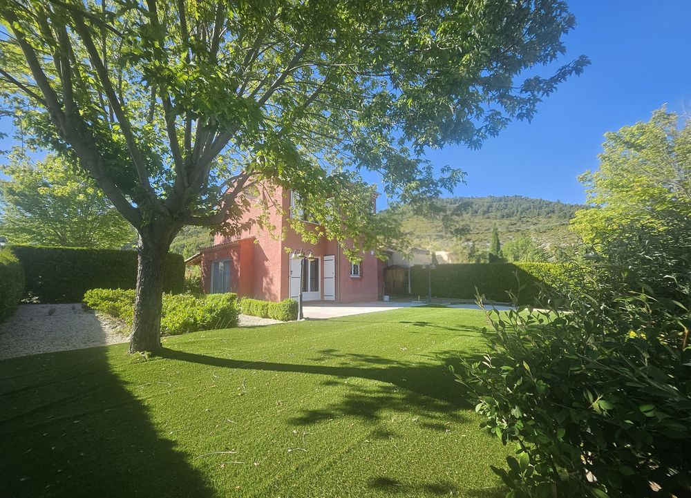 Belle villa avec jardin paysager, à proximité immédiate du Lac de Castillon