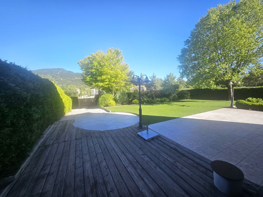 Belle villa avec jardin paysager, à proximité immédiate du Lac de Castillon