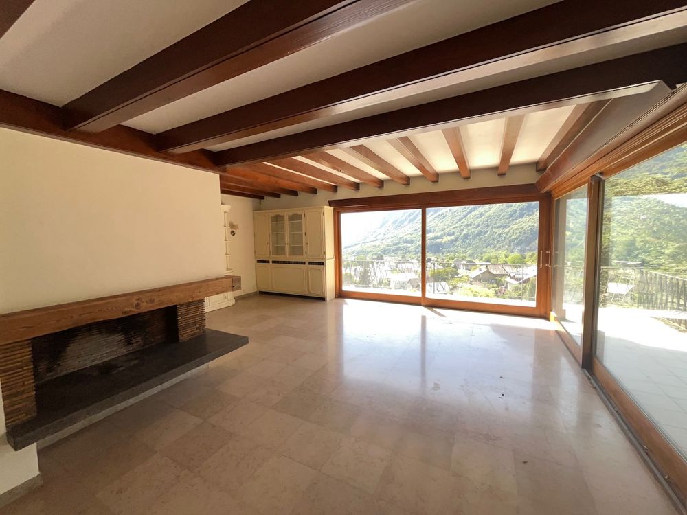 SAINT JEAN DE MAURIENNE Sur les petites hauteurs ensoleillées, offrant une vue imprenable sur la vallée et les montagnes environnantes, spacieuse et lumineuse maison d'architecte d'une superficie habitable de 220 m2 + Terrasses carrelées + dépendances, le