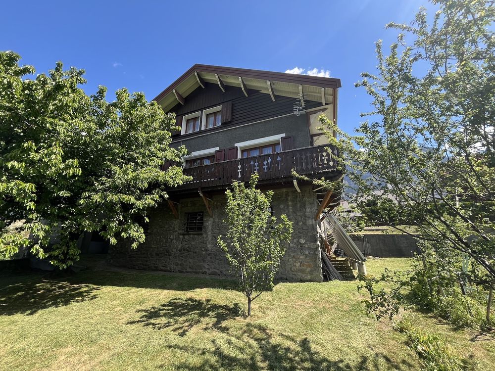 SAINT JULIEN MONTDENIS Belle maison spacieuse, lumineuse et très ensoleillée, offrant une superbe vue sur les massifs environnants Elle dispose d'une superficie au sol de 146 m2 complétée par un sous-sol de 70 m2 Entièrement rénovée en 2021, elle est situ