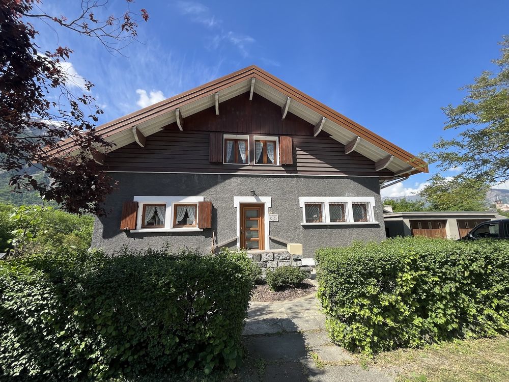 SAINT JULIEN MONTDENIS Belle maison spacieuse, lumineuse et très ensoleillée, offrant une superbe vue sur les massifs environnants Elle dispose d'une superficie au sol de 146 m2 complétée par un sous-sol de 70 m2 Entièrement rénovée en 2021, elle est situ
