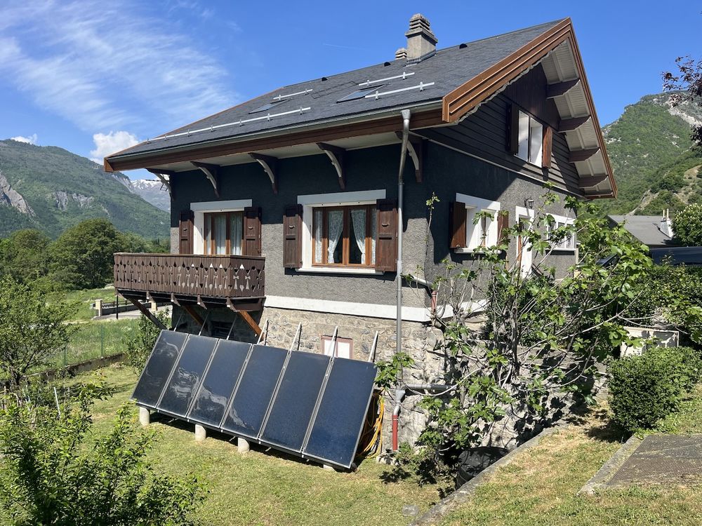 SAINT JULIEN MONTDENIS Belle maison spacieuse, lumineuse et très ensoleillée, offrant une superbe vue sur les massifs environnants Elle dispose d'une superficie au sol de 146 m2 complétée par un sous-sol de 70 m2 Entièrement rénovée en 2021, elle est situ