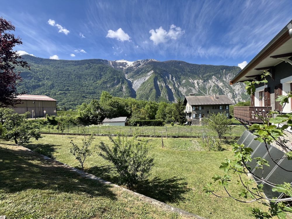 SAINT JULIEN MONTDENIS Belle maison spacieuse, lumineuse et très ensoleillée, offrant une superbe vue sur les massifs environnants Elle dispose d'une superficie au sol de 146 m2 complétée par un sous-sol de 70 m2 Entièrement rénovée en 2021, elle est situ