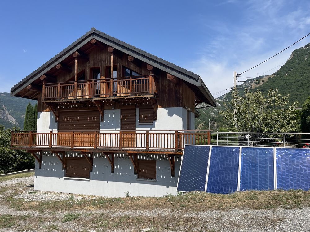SAINT JULIEN MONTDENIS Superbe maison récente de 110 m2 avec 3 balcons, située sur un terrain de 494 m2 et dotée de prestation soignées et de qualité