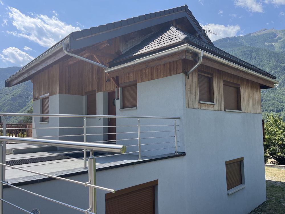 SAINT JULIEN MONTDENIS Superbe maison récente de 110 m2 avec 3 balcons, située sur un terrain de 494 m2 et dotée de prestation soignées et de qualité