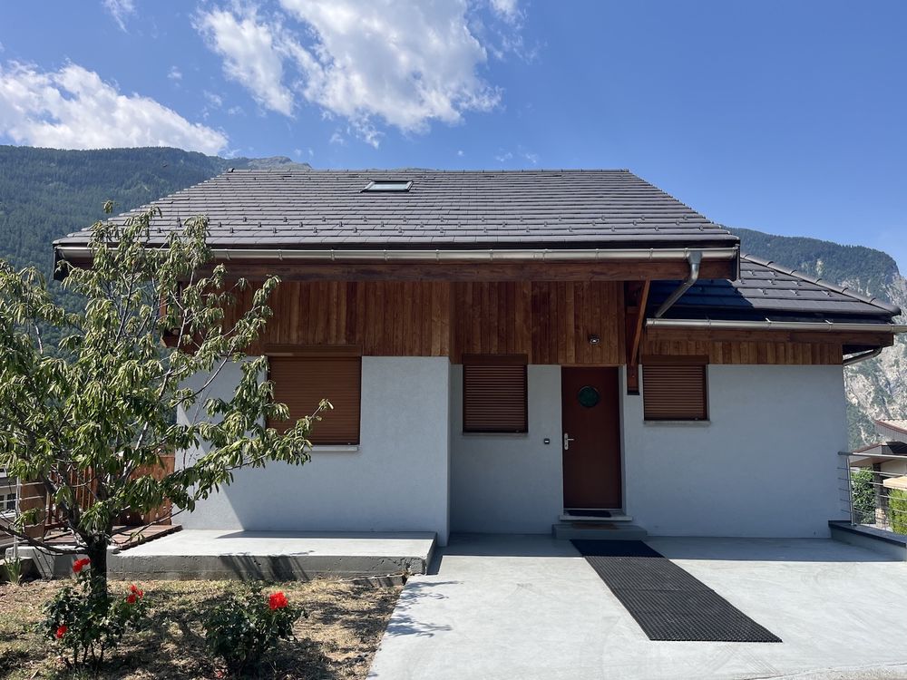 SAINT JULIEN MONTDENIS Superbe maison récente de 110 m2 avec 3 balcons, située sur un terrain de 494 m2 et dotée de prestation soignées et de qualité