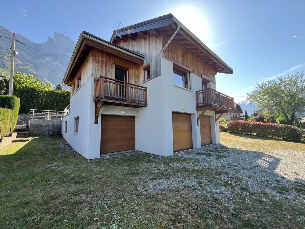 SAINT JULIEN MONTDENIS Superbe maison récente de 110 m2 avec 3 balcons, située sur un terrain de 494 m2 et dotée de prestation soignées et de qualité