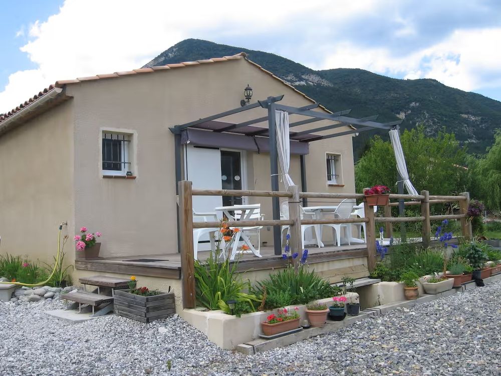 Maison actuellement aménagée et exploitée en deux chambres dhôtes sur terrain arboré de 720 m2