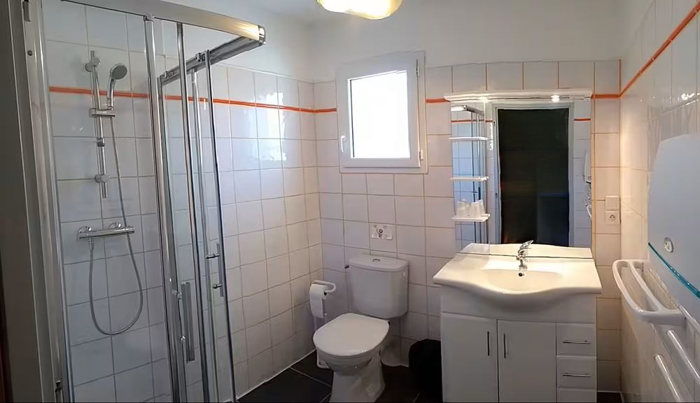 Maison actuellement aménagée et exploitée en deux chambres dhôtes sur terrain arboré de 720 m2