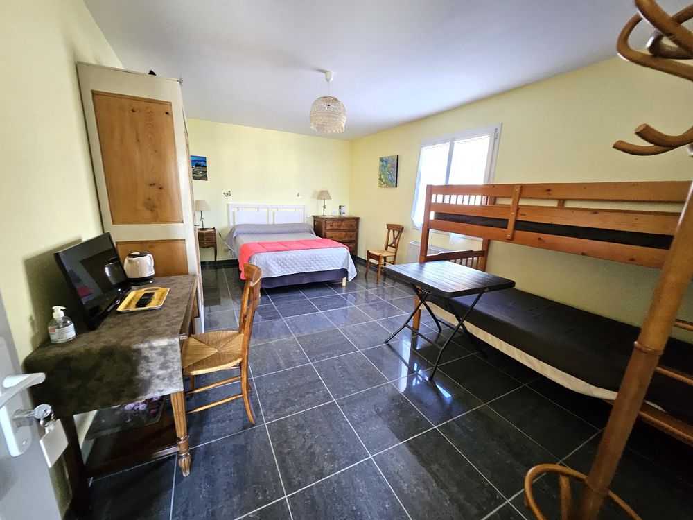 Maison actuellement aménagée et exploitée en deux chambres dhôtes sur terrain arboré de 720 m2