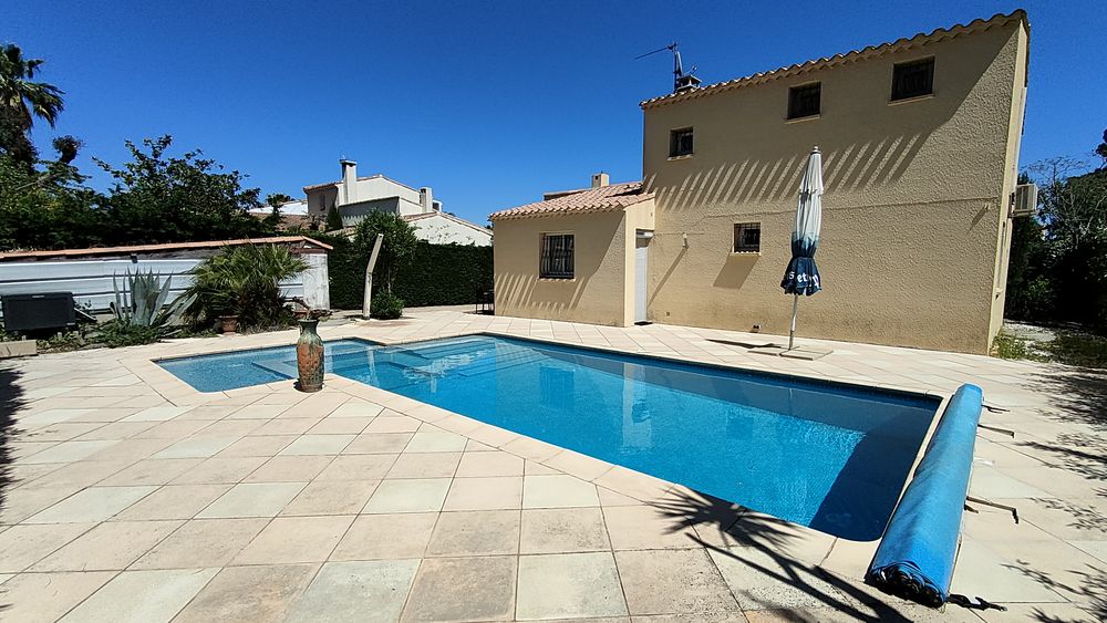 LE CAP D'AGDE : QUARTIER RECHERCHE - Pinède, proximité Maraval, villa individuelle sur 634 m² de terrain clos, piscine chauffée, jacuzzi et dépendance.