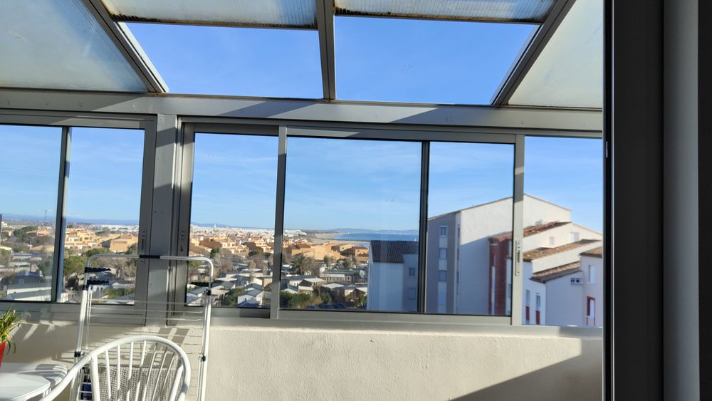 LE CAP D'AGDE:, secteur Plage du môle, Vue dégagée + mer, résidence sécurisée ravalée en 2023, appartement 3 pièces au dernier étage avec ascenseur.