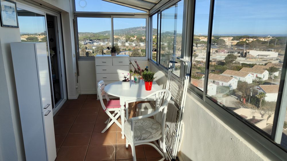 LE CAP D'AGDE:, secteur Plage du môle, Vue dégagée + mer, résidence sécurisée ravalée en 2023, appartement 3 pièces au dernier étage avec ascenseur.