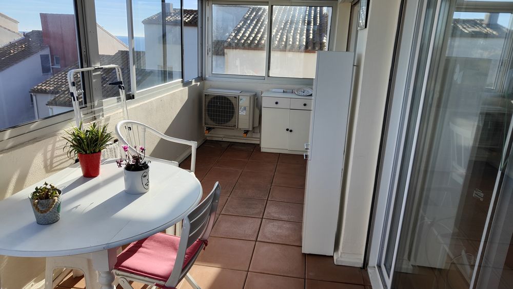LE CAP D'AGDE:, secteur Plage du môle, Vue dégagée + mer, résidence sécurisée ravalée en 2023, appartement 3 pièces au dernier étage avec ascenseur.
