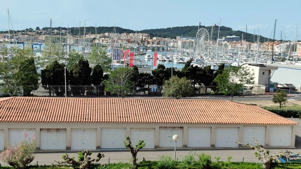 Le Cap d'Agde - Secteur FALAISES, Appartement 2 pièces + loggia vitrée. Résidence avec ascenseur, piscine. Parking privatif.