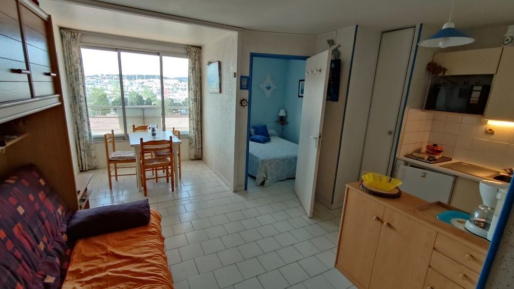 Le Cap d'Agde - Secteur FALAISES, Appartement 2 pièces + loggia vitrée. Résidence avec ascenseur, piscine. Parking privatif.