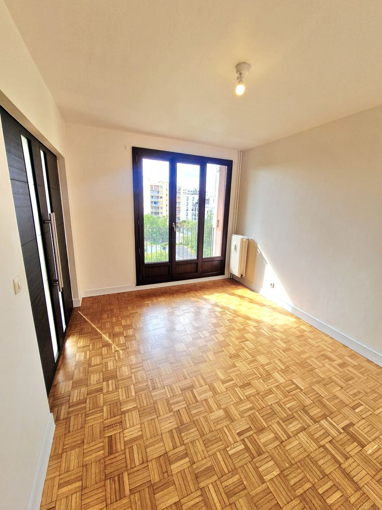 Bondy Centre  Grand 2 pièces rénové avec ascenseur, 2 balcons