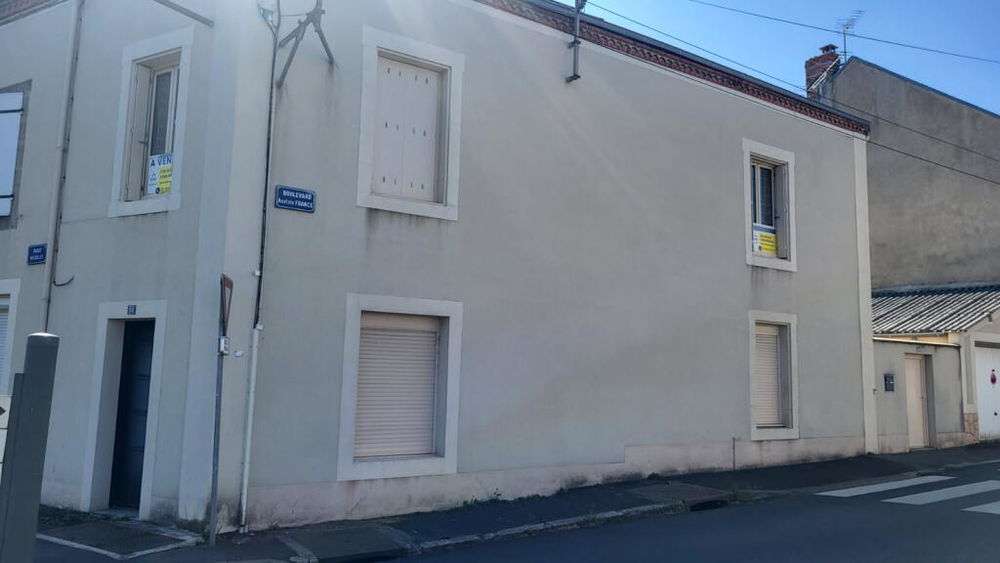 Maison sur étage avec garage et cour centre ville