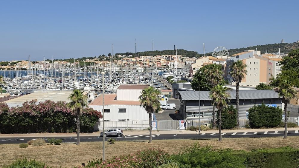 LE CAP D'AGDE -Situé à proximité du port et des falaises, appartement 2 pièces de 29.5m² + Loggia exposé vitrée de 5.75m² - Rénové et climatisé.
