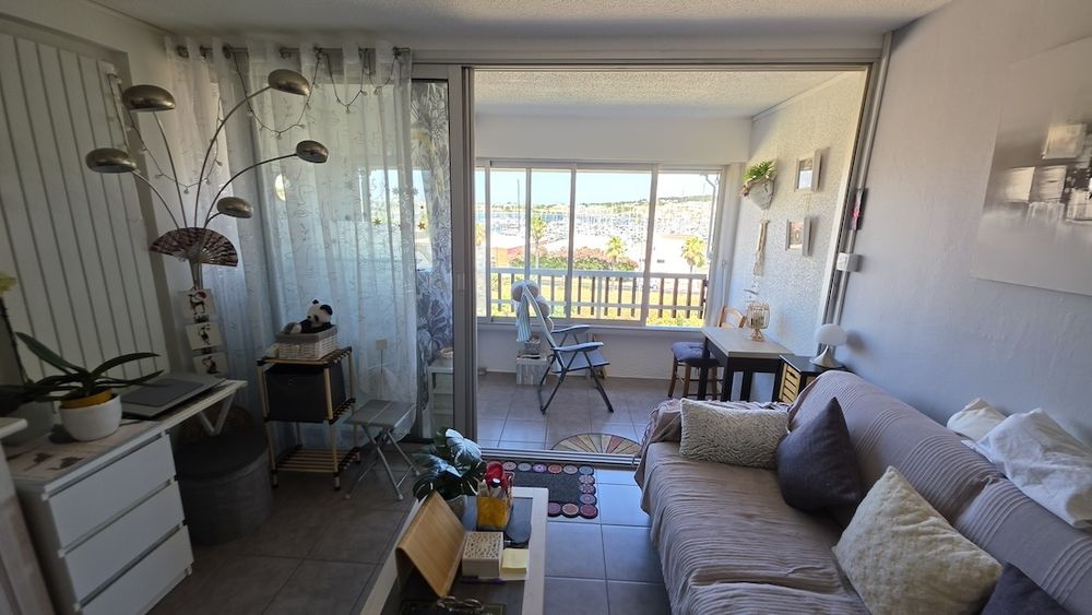LE CAP D'AGDE -Situé à proximité du port et des falaises, appartement 2 pièces de 29.5m² + Loggia exposé vitrée de 5.75m² - Rénové et climatisé.