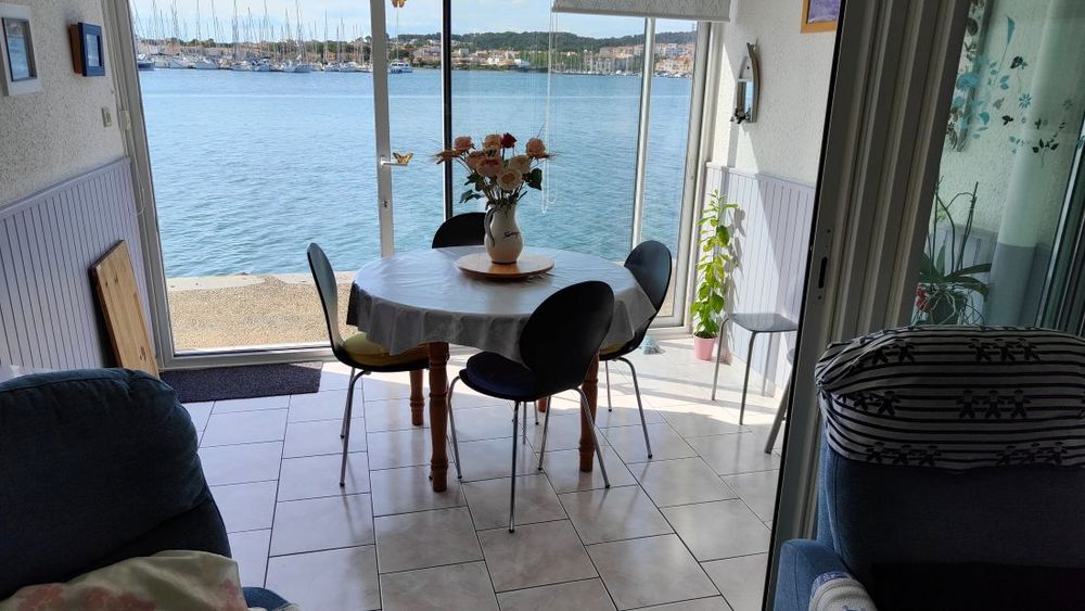 LE CAP D'AGDE : ÎLE DES PÊCHEURS: Situé face au port, appartement DUPLEX donnant sur le quai, composé de deux niveaux.