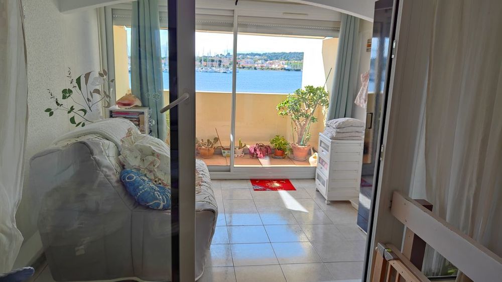 LE CAP D'AGDE : ÎLE DES PÊCHEURS: Situé face au port, appartement DUPLEX donnant sur le quai, composé de deux niveaux.