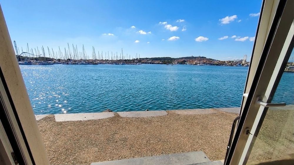 LE CAP D'AGDE : ÎLE DES PÊCHEURS: Situé face au port, appartement DUPLEX donnant sur le quai, composé de deux niveaux.
