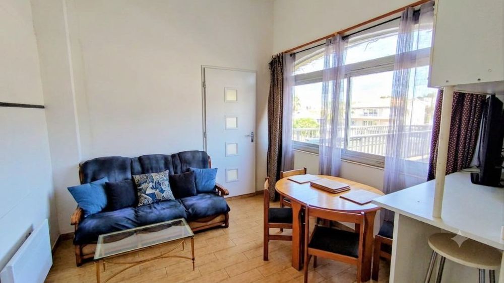 LE CAP D'AGDE: Secteur Falaises, à proximité du port et de la plage du môle (accès par la passerelle), appartement en rez de chaussée, 2 pièces/mezzanine.