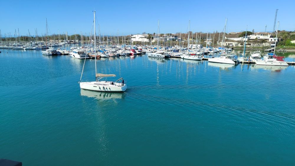 LE CAP D'AGDE: Situé sur l'île des pêcheurs, vue imprenable PORT ( exposition OUEST ). Appartement 2 pièces.