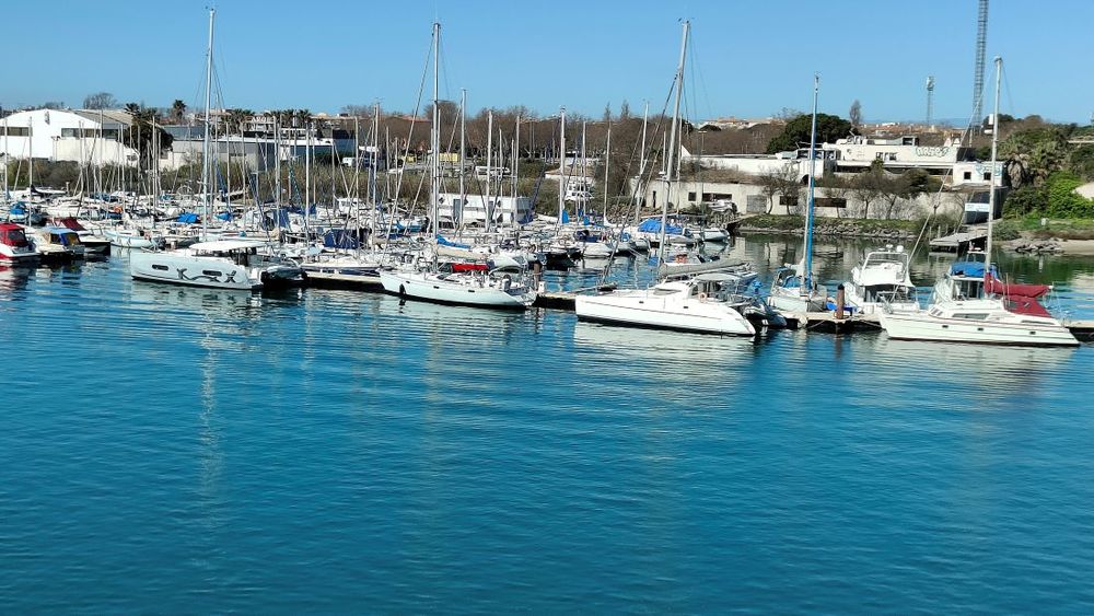 LE CAP D'AGDE: Situé sur l'île des pêcheurs, vue imprenable PORT ( exposition OUEST ). Appartement 2 pièces.