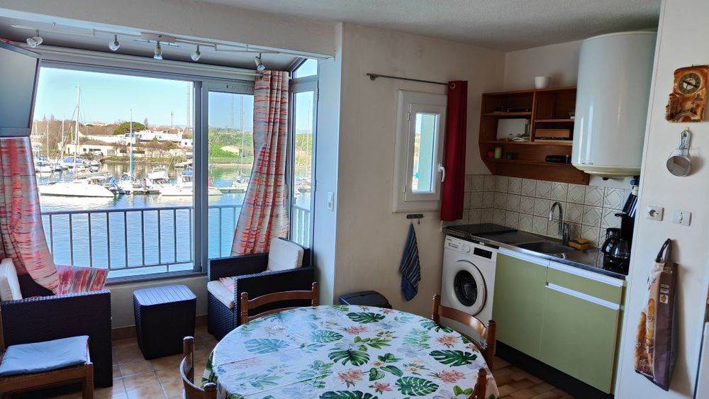 LE CAP D'AGDE: Situé sur l'île des pêcheurs, vue imprenable PORT ( exposition OUEST ). Appartement 2 pièces.