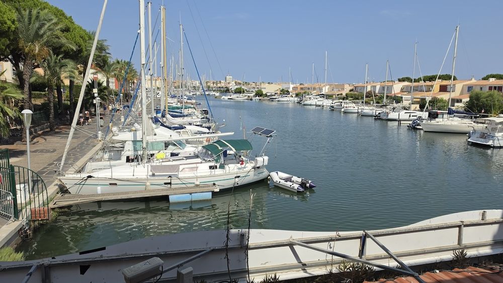 LE CAP D'AGDE: Situé à proximité du quai Malfato / Île des marinas: Studio meublé avec loggia vitrée.