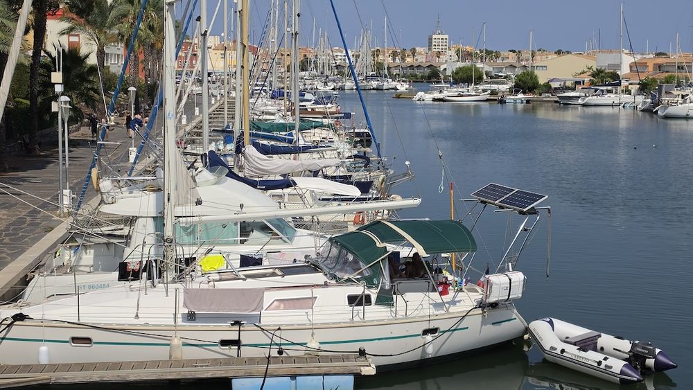 LE CAP D'AGDE: Situé à proximité du quai Malfato / Île des marinas: Studio meublé avec loggia vitrée.