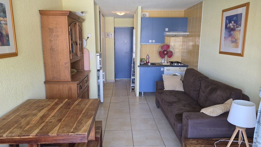 LE CAP D'AGDE: Situé à proximité du quai Malfato / Île des marinas: Studio meublé avec loggia vitrée.