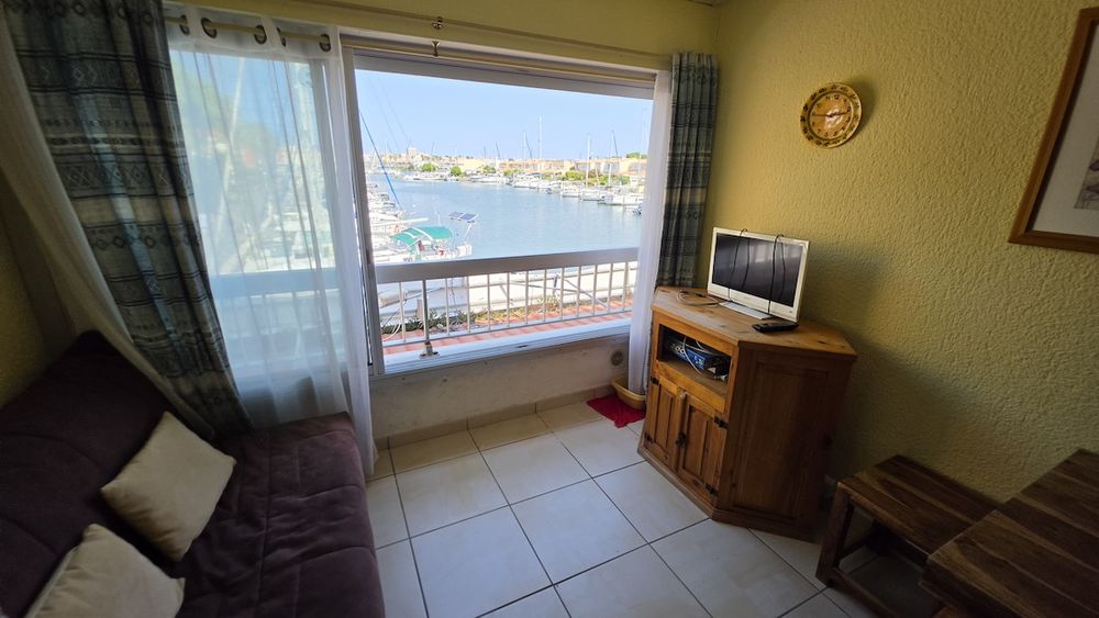 LE CAP D'AGDE: Situé à proximité du quai Malfato / Île des marinas: Studio meublé avec loggia vitrée.