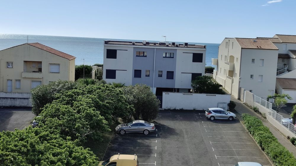 LE CAP D'AGDE: LES FALAISES: VUE MER ! Situé dans une rue en impasse, 100m de la plage de la Grande Conque, Appartement de 2 pièces principale + mezzanine haute.
