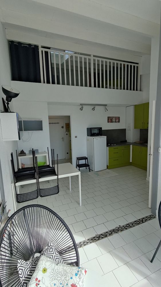 LE CAP D'AGDE: LES FALAISES: VUE MER ! Situé dans une rue en impasse, 100m de la plage de la Grande Conque, Appartement de 2 pièces principale + mezzanine haute.