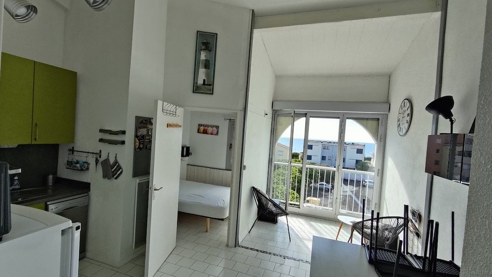 LE CAP D'AGDE: LES FALAISES: VUE MER ! Situé dans une rue en impasse, 100m de la plage de la Grande Conque, Appartement de 2 pièces principale + mezzanine haute.