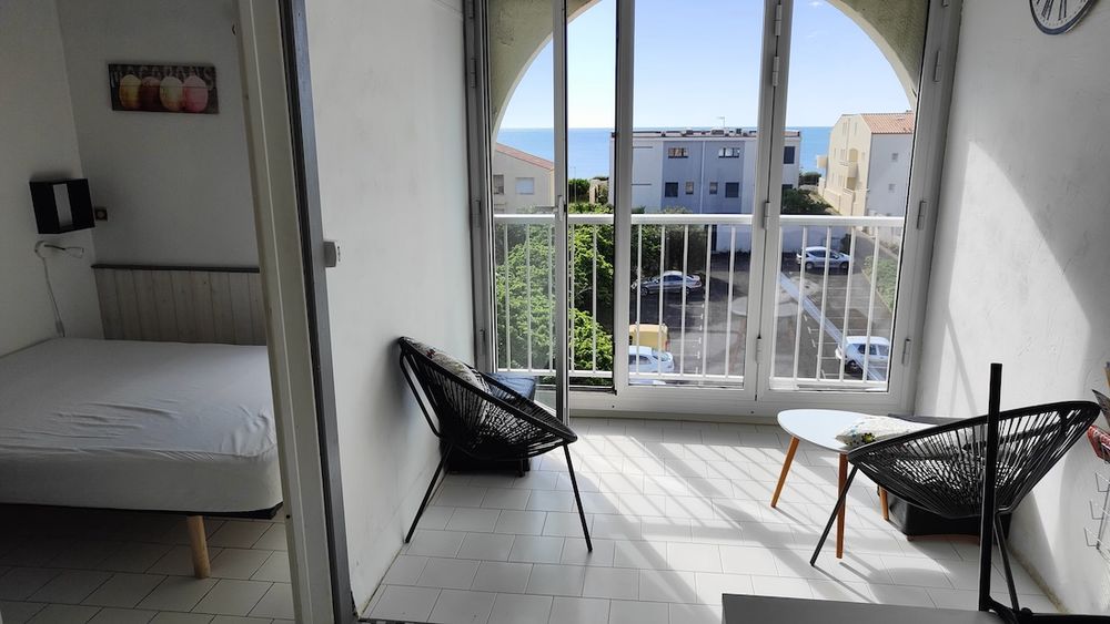 LE CAP D'AGDE: LES FALAISES: VUE MER ! Situé dans une rue en impasse, 100m de la plage de la Grande Conque, Appartement de 2 pièces principale + mezzanine haute.