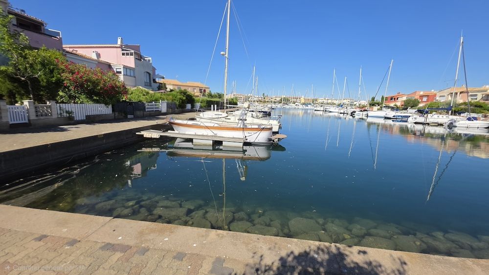LE CAP D'AGDE: ÎLE DES MARINAS: Situé dans une résidence sécurisée avec sa plage privée, Appartement situé au 2 ème et dernier étage.