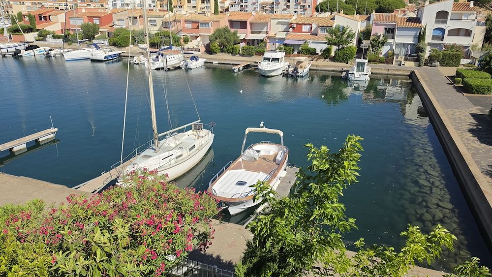LE CAP D'AGDE: ÎLE DES MARINAS: Situé dans une résidence sécurisée avec sa plage privée, Appartement situé au 2 ème et dernier étage.