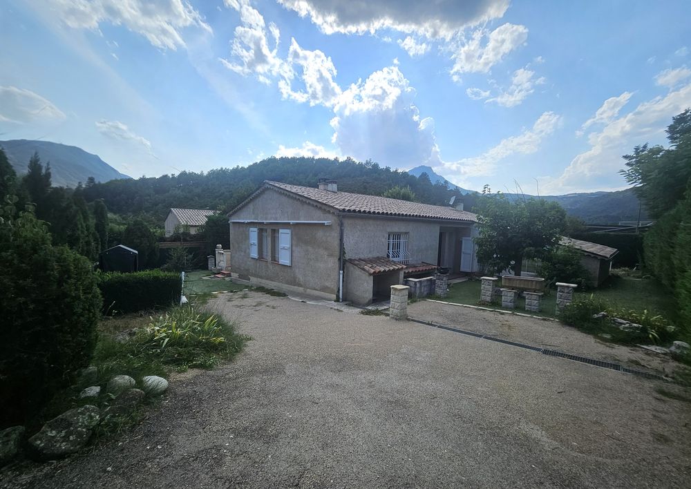 Villa de plain-pied sur terrain plat clôturé avec vue panoramique sur les montagnes – Quartier résidentiel Le titre de votre annonce