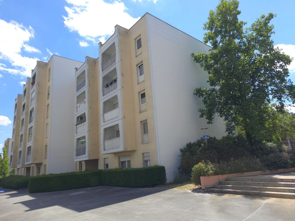 Appartement de type F4 84,5 m², 3 chambres, balcon, place de parking en sous-sol, au calme et proche de toutes les commodités.