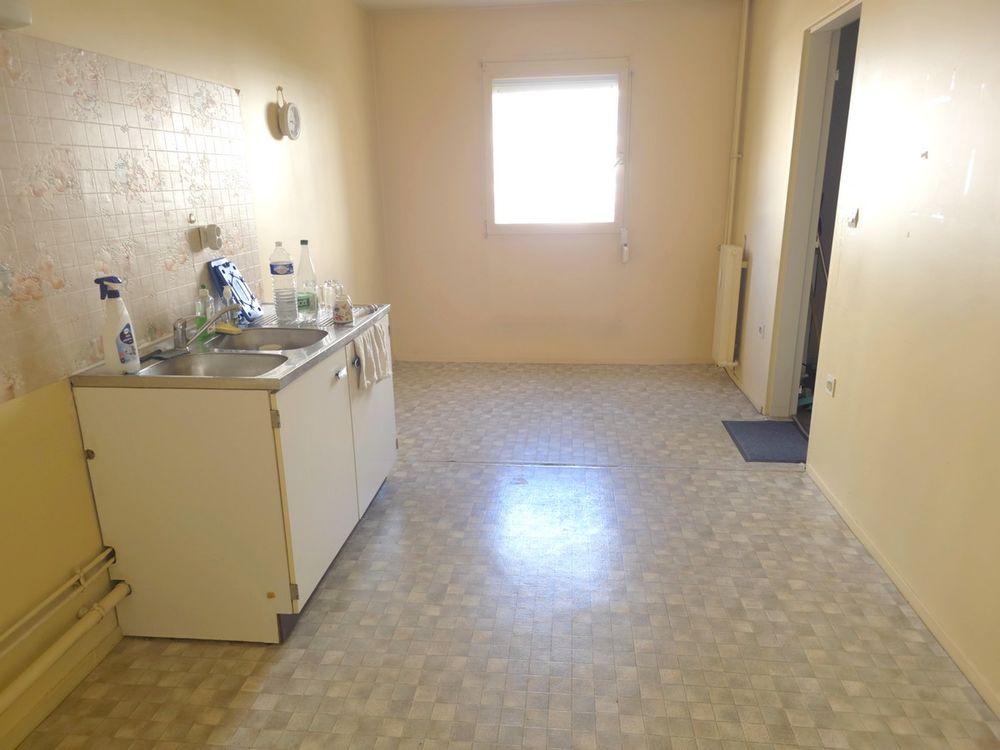 Appartement de type F4 84,5 m², 3 chambres, balcon, place de parking en sous-sol, au calme et proche de toutes les commodités.