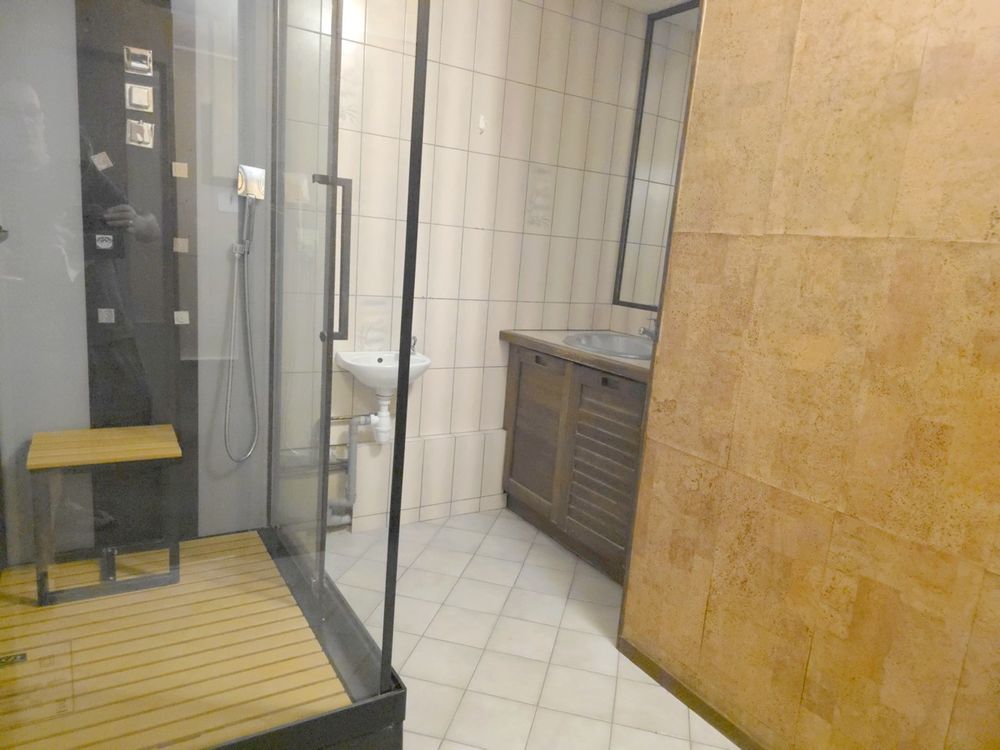 Appartement de type F4 84,5 m², 3 chambres, balcon, place de parking en sous-sol, au calme et proche de toutes les commodités.